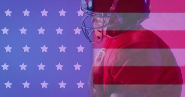 Beyaz Erkek Amerikan Futbolcusu Üzerine Amerikan Bayrağının Animasyonu Spor Vatanseverlik — Stok video