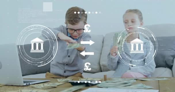 Анимация Обработки Данных Валютных Банковских Икон Над Кавказскими Детьми Играющими — стоковое видео