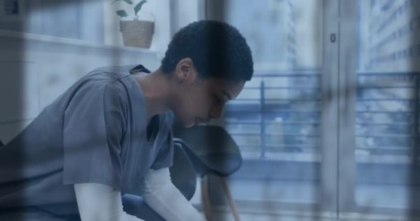 在不快乐的非洲裔美国女医生手牵着手在窗户上的雨的动画 医疗保健服务和精神健康 数字视频 — 图库视频影像