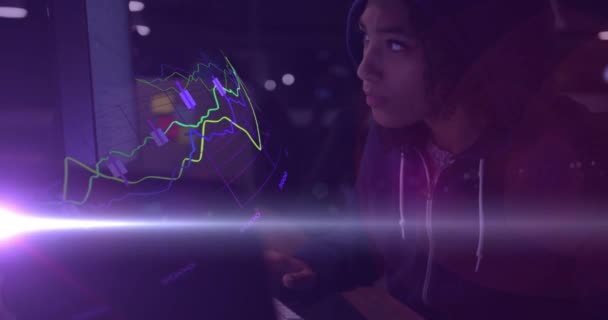 コンピュータを使用して女性を超えるデジタルデータ処理のアニメーション グローバル接続 コンピューティング データ処理コンセプトデジタル生成ビデオ — ストック動画