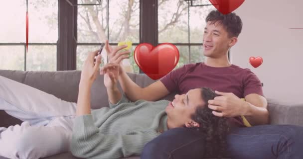 Animación Corazones Rojos Sobre Feliz Pareja Gay Masculina Diversa Relajándose — Vídeos de Stock