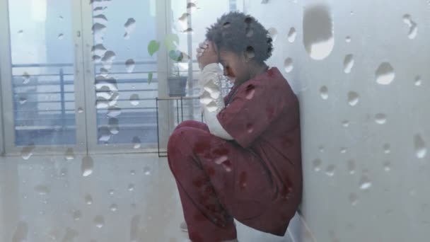在不快乐的非洲裔美国女医生蜷伏在走廊上的水滴动画 医疗保健服务和精神健康 数字视频 — 图库视频影像
