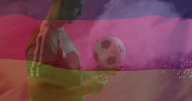 Beyzbol topu olan beyaz erkek futbolcu üzerinde Alman bayrağının animasyonu. Spor, rekabet ve aktif yaşam tarzı konsepti dijital olarak oluşturulmuş video.