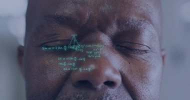 Afrikalı Amerikalı bir adam üzerinde matematiksel dijital veri işleme animasyonu. Küresel bilim, bağlantılar, hesaplama ve veri işleme kavramı dijital olarak oluşturulmuş video.