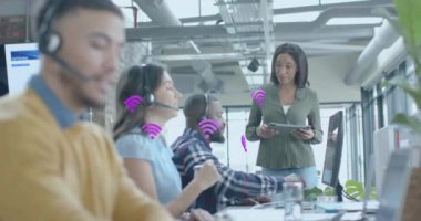 Ofisteki çeşitli iş adamları üzerinde kablosuz internet simgeleri ve veri işleme animasyonları. Küresel finans, iş, bağlantılar, hesaplama ve veri işleme kavramı dijital olarak oluşturulmuş video.