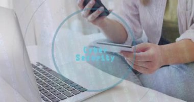 Bilgisayardaki simge ve verilerin internet üzerinden ödeme yapan beyaz bir kadın tarafından canlandırılması. Dijital olarak oluşturulan küresel çevrimiçi bankacılık, finans, iş, bağlantılar ve veri işleme kavramı.