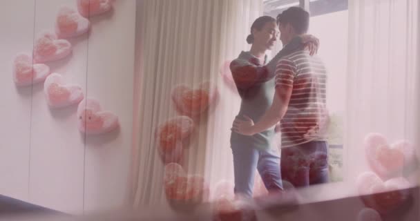 Pembe Kalplerle Yazılmış Aşk Metninin Animasyonu Evde Birbirini Kucaklayan Mutlu — Stok video