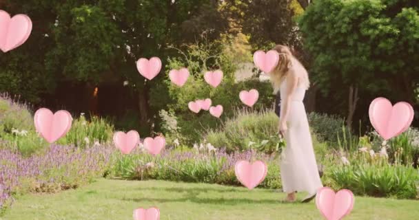Animación Corazones Rosados Sobre Feliz Pareja Diversa Caminando Jardín Soleado — Vídeo de stock