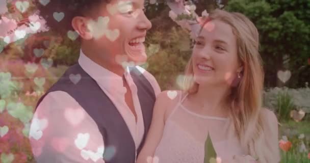 Animation Cœurs Rayonnants Sur Heureux Couple Diversifié Souriant Dans Jardin — Video