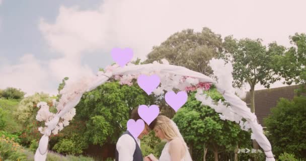 Animation Cœurs Lilas Heureux Couple Diversifié Tenant Main Sous Arche — Video