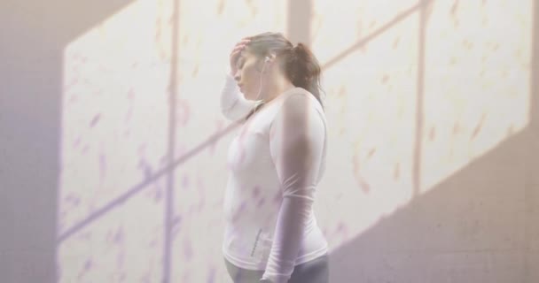 窓の影と水滴のアニメーション 不幸なプラスサイズの白人女性 悲しみ ストレス うつ病 精神的健康 デジタル生成されたビデオ — ストック動画