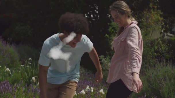 Mutlu Çiftin Dans Edip Bahçede Ele Tutuşması Üzerine Bulut Evi — Stok video