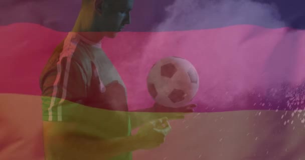 ボールを持つ白人男性サッカー選手に対するドイツの旗のアニメーション スポーツ アクティブライフスタイルのコンセプトデジタル生成ビデオ — ストック動画