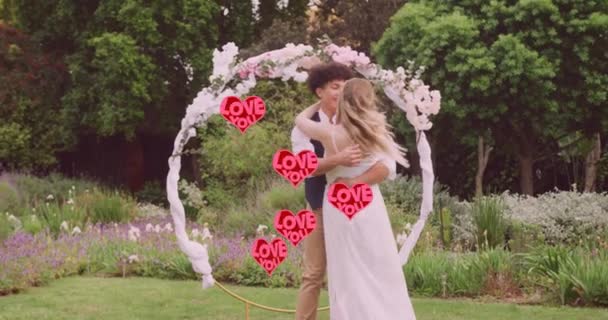 Animation Amour Rouge Vous Coeurs Sur Heureux Couple Diversifié Embrassant — Video