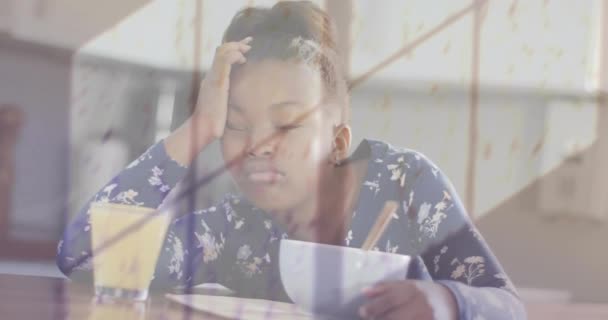 朝食テーブルで眠っているアフリカ系アメリカ人の少女の影と雨のアニメーション 小児期 ストレス うつ病 精神的健康 デジタル生成されたビデオ — ストック動画