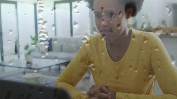 Animación Gotas Agua Sobre Infeliz Mujer Afroamericana Sentada Casa Con — Vídeos de Stock