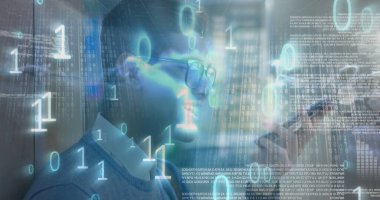 Beyaz adamın gökyüzündeki bulutlara karşı akıllı telefondan konuştuğu veri işleme görüntüsü. Bilgisayar arayüzü ve iş veri depolama teknolojisi kavramı