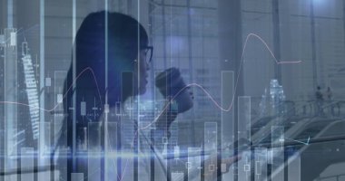 Akıllı telefon kullanan ve kahve içen Asyalı iş kadınının finansal grafikleri. İş, finans, ekonomi ve teknoloji konsepti dijital olarak oluşturulmuş imaj.