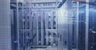 Bilgisayar sunucuları üzerinde matematik denklemleri ve veri işleme resmi. Küresel hesaplama, bağlantılar ve veri işleme kavramı dijital olarak oluşturulmuş resim.