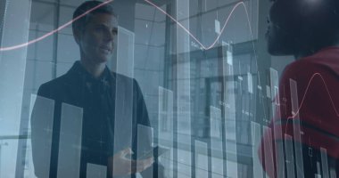 Finansal grafikler, ofiste konuşan çeşitli kadın figürleri. İş, finans, ekonomi ve teknoloji konsepti dijital olarak oluşturulmuş imaj.