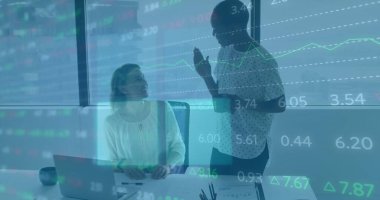 Ofisteki çeşitli kadın iş arkadaşlarının grafikleri ve finansal verileri. İş, finans, ekonomi ve işbirliği konsepti dijital olarak oluşturulmuş imaj.