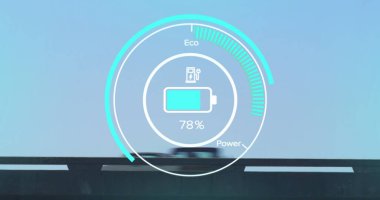 Yol üzerinde şarj edilen batarya ikonu ve hız göstergesi ile arayüz görüntüsü. Enerji, enerji ve yakıt teknolojisi dijital arayüz konsepti dijital olarak oluşturulmuş görüntü.