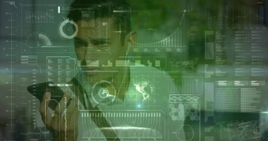 Açık havada akıllı telefondan konuşan çift ırklı bir adamın veri işleme arayüzü. Bilgisayar arayüzü ve iş teknolojisi kavramı