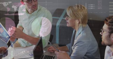 Kafkasyalı iş adamlarının konuştuğu veri işleme görüntüsü. Küresel iş ve dijital arayüz kavramı dijital olarak oluşturulmuş görüntü.