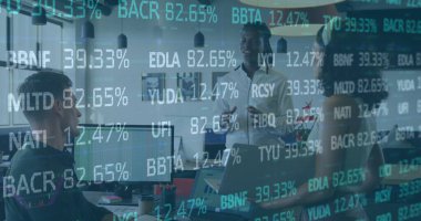 Çok ırklı iş arkadaşlarının ofiste raporları tartışırken Ticaret Kurulu görüntüsü. Dijital bileşik, çoklu pozlama, takım çalışması, finans, borsa, yatırım ve teknoloji kavramı.