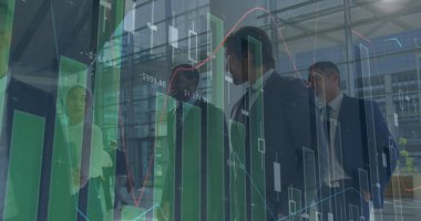 Ofiste yürüyen çeşitli iş adamlarının finansal grafikleri. İş, ofiste çalışmak, finans ve ekonomi konsepti dijital olarak oluşturulmuş imaj.
