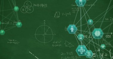 Matematiksel denklemler üzerinden yeşil arkaplandaki simgelerle bağlantı ağının resmi. Küresel bağlantılar ve dijital arayüz konsepti dijital olarak oluşturuldu.
