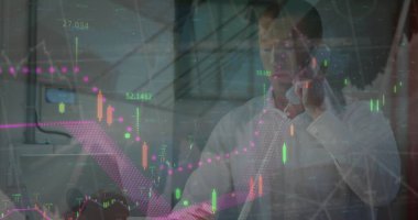 Beyaz iş adamının telefonda konuştuğu veri işleme görüntüsü. Küresel iş ve dijital arayüz kavramı dijital olarak oluşturulmuş görüntü.