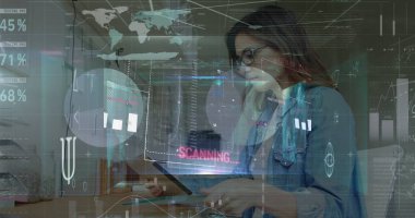 Tablet kullanan beyaz iş kadınının veri işleme görüntüsü. Küresel iş ve dijital arayüz kavramı dijital olarak oluşturulmuş görüntü.