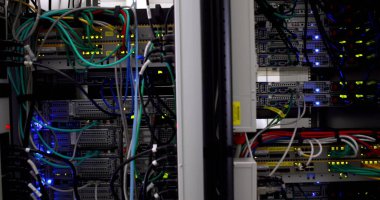 Sunucu odasındaki kablo ve sunucuların görüntüsü. küresel dijital arayüz, veri işleme ve teknoloji konsepti dijital olarak oluşturulmuş görüntü.