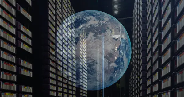 コンピュータサーバルームに対する地球のイメージ グローバルネットワーキングとビジネスデータストレージ技術のコンセプト — ストック写真