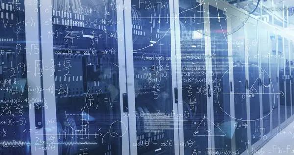 Εικόνα Μαθηματικών Εξισώσεων Και Επεξεργασίας Δεδομένων Μέσω Εξυπηρετητών Υπολογιστών Παγκόσμια — Φωτογραφία Αρχείου