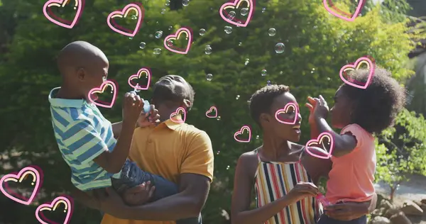 Bilde Hjerter Lykkelig Afrikansk Amerikansk Familie Som Lager Såpebobler Hagen – stockfoto