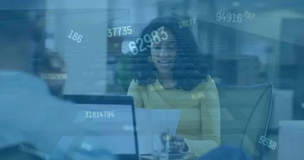 Изображение Изменяющихся Чисел Счастливой Расовой Женщины Офисе Бизнес Финансы Экономика — стоковое фото