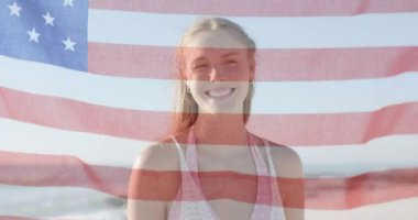 Yazın sahilde mutlu bir beyaz kadın görünce bayrağın canlanması. Amerikan vatanseverliği, çeşitlilik ve tatil konsepti dijital olarak oluşturulmuş video.