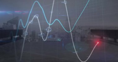 Şehir manzarası ve bulutlu gri gökyüzü üzerinde parlayan grafik işleme verilerinin animasyonu. Bağlantı, veri, iş dünyası, ağ, dijital arayüz ve iletişim, dijital olarak oluşturulmuş video.