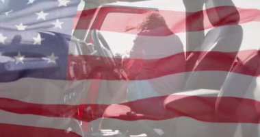 Beyaz kadının plajda arabadan inmesi üzerine Amerikan bayrağı animasyonu. Amerikan vatanseverliği, çeşitlilik ve tatil konsepti dijital olarak oluşturulmuş video.