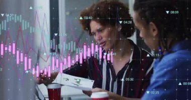 Gündelik ofiste konuşan çeşitli erkek arkadaşlarla ilgili grafik işleme verilerinin animasyonu. İş, bağlantı, takım çalışması, dijital arayüz ve iletişim, dijital olarak oluşturulmuş video.