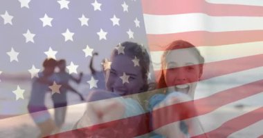 Amerika bayrağının yaz aylarında sahildeki çeşitli mutlu kadınlar üzerinde canlandırılması. Amerikan vatanseverliği, çeşitlilik ve tatil konsepti dijital olarak oluşturulmuş video.