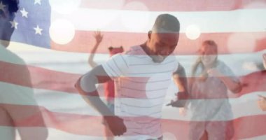 Amerika bayrağının yaz aylarında sahildeki çeşitli mutlu arkadaşlara karşı animasyonu. Amerikan vatanseverliği, çeşitlilik ve tatil konsepti dijital olarak oluşturulmuş video.