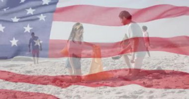 Amerika bayrağının yaz aylarında kumsalda geri dönüşümlü mutlu arkadaşlara göre canlandırılması. Amerikan vatanseverliği, çeşitlilik ve tatil konsepti dijital olarak oluşturulmuş video.