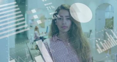 Sıradan bir ofiste, mutlu çift ırklı iş kadınının verilerini işleyen grafik ve grafiklerin animasyonu. İş, bağlantı, ofis, dijital arayüz ve iletişim, dijital olarak oluşturulmuş video.