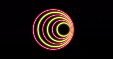 Siyah arkaplanda hareket eden parlak neon halkaların animasyonu. Işık, desen, renk ve hareket konsepti dijital olarak oluşturulmuş video.
