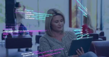 Ofiste tablet kullanan Kafkasyalı mutlu iş kadınının veri işleme animasyonu. İş, veri, ağ, dijital arayüz ve iletişim, dijital olarak oluşturulmuş video.