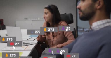 Kafkasyalı iş kadınının ofis toplantısındaki sosyal medya bildirimlerinin animasyonu. İş, veri, sosyal ağ, dijital arayüz ve küresel iletişim, dijital olarak oluşturulmuş video.