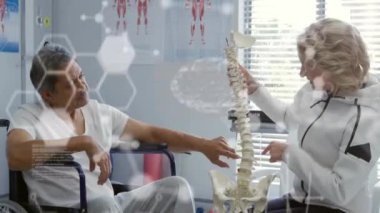 Çeşitli kadın fizyoterapistlerin tıbbi verileri yaşlı erkek hasta omurgasını gösteriyor. Fizyoterapi, tıbbi hizmetler, veriler, dijital arayüz ve iletişim, dijital olarak oluşturulmuş video.